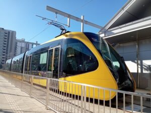 当期純利益は５７００万円で開業前の収支計画の約３倍